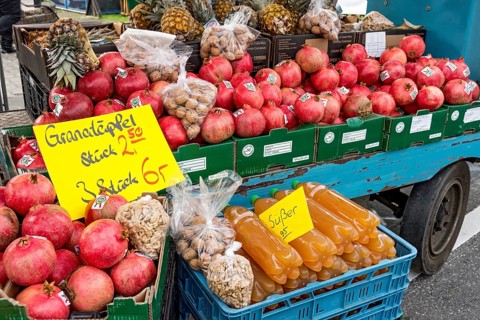 Pomegranates on offer, fruit, market stall, Kalter Markt fair, Kaale Määrt, funfair, fairground,