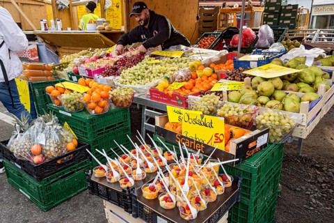 Fruit and ready-to-eat fruit salad in cups, market stall, folk festival Kalter Markt, Kaale Määrt,