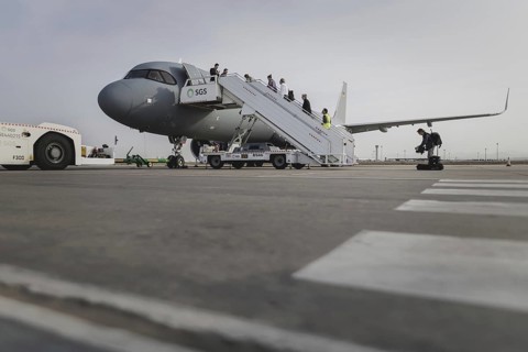 The delegation boards the government aircraft A321 in front of departure to Kenya in Jeddah, 25