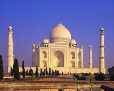 Classic early-morning view of the Taj Mahal reflecting in still water, Agra, India, Asia
