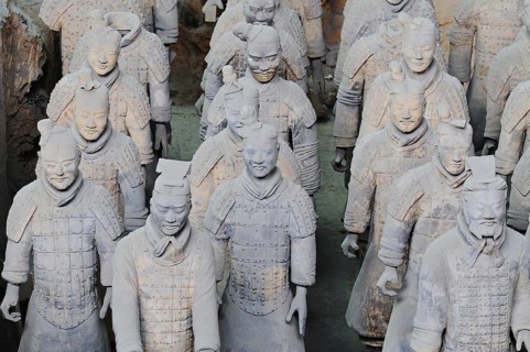 Steinsoldaten aus freigelegten Gräbern in China