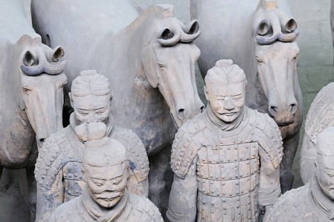 Steinsoldaten aus freigelegten Gräbern in China