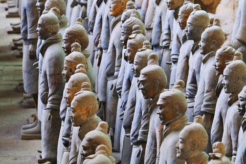 Steinsoldaten aus freigelegten Gräbern in China