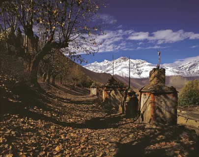 Row of ancient Buddhist devotional objects or chortens with the northern part of the Dhaulagiri