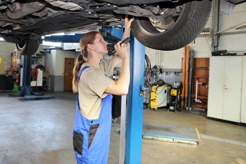 Symbolic image: Woman in a male profession: automotive mechatronics technician