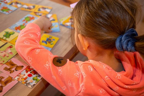 Symbolic image: Child plays to promote speech in speech therapy