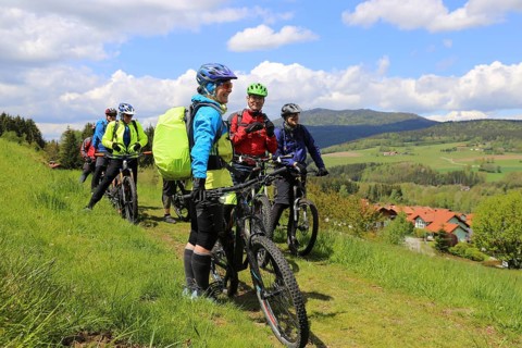Participants of the Trans Bayerwald from the DAV Summit Club take a short break. In the background
