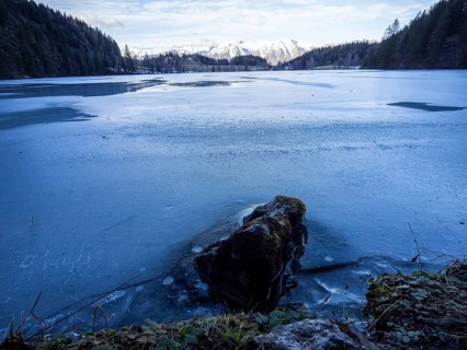 Winter atmosphere, frozen Gleinkersee, behind the Sengsengebirge, Spital am Pyhrn, Totes Gebirge,