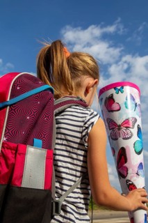 Symbolic image: Girl on the way to her first day at school