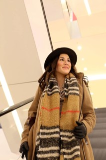 Symbolic image: Elegant young woman enjoys shopping