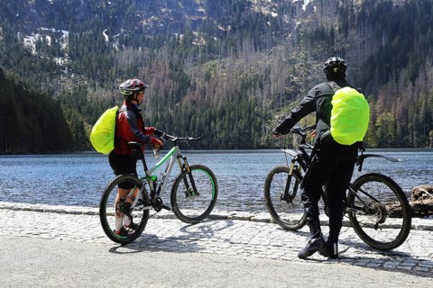 Participants of the Trans Bayerwald from the DAV Summit Club take a break at Schwarzsee in the