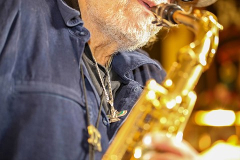 Symbolic image: Jazz musician playing saxophone