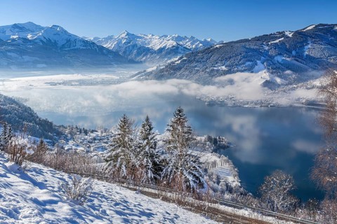 Winter panorama of Lake Zell in morning fog with the Kitzsteinhorn 3203m in the Hohe Tauern,