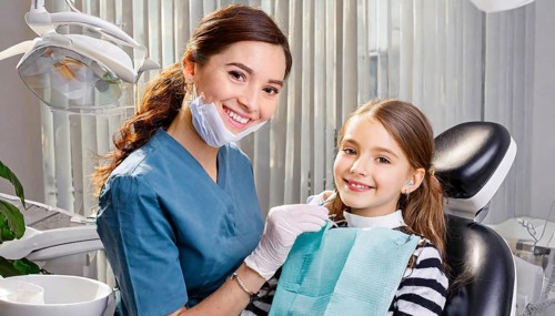 AI generated, dentist treats a little girl, dentist, blonde, 30, 35, years, dental treatment,
