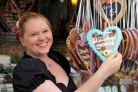 Symbolic image: Woman in traditional traditional costume at a folk festival (Brezelfest Speyer)