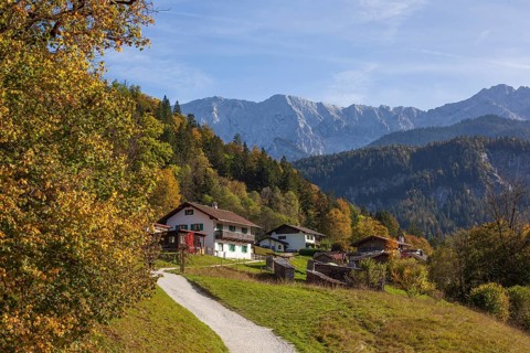 Graseck Alm with huts, hiking trail, Dreitorspitze and Wetterstein mountains,