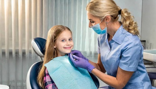 AI generated, dentist treats a little girl, dentist, blonde, 30, 35, years, dental treatment,