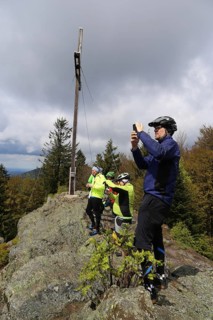 Participants of the Trans Bayerwald from the DAV Summit Club take a break on the summit of the