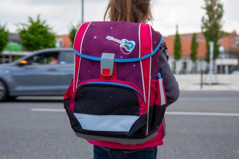 Symbolic image: Schoolchild in road traffic