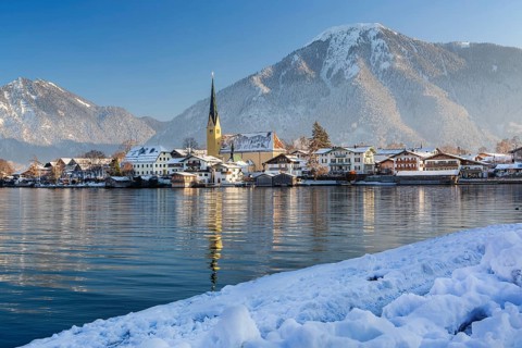 Snowy winter view of Malerwinkel with parish church and Wallberg 1722m, Rottach-Egern, Tegernsee,