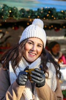 Symbolic image: Cheerful young woman at a German Christmas market