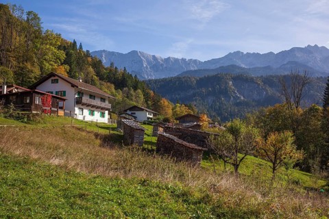 Graseck Alm with huts, Dreitorspitze and Wetterstein mountains, Garmisch-Partenkirchen,