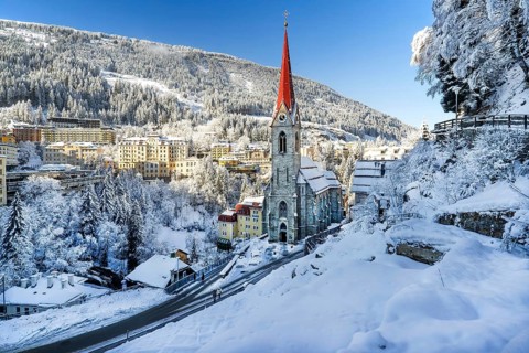 Snow-covered winter panorama of the town centre with parish church, Bad Gastein, Gastein Valley,