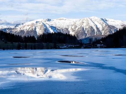 Winter atmosphere, frozen Gleinkersee, behind the Sengsengebirge, Spital am Pyhrn, Totes Gebirge,
