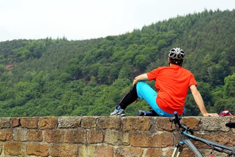 Mountain biker takes a break at the Wolfsburg above Neustadt an der Weinstrasse