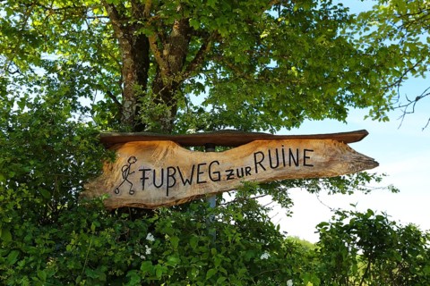 Wooden signpost footpath to the ruins of Reussenstein, signpost, writing, letters, stick figure,
