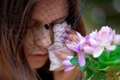 Close-up of a grieving young woman with a mourning veil (symbolic image)