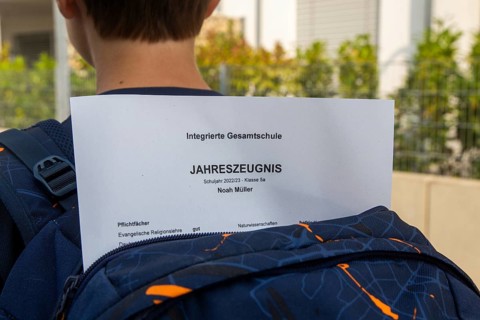 Symbolic image of report cards: Pupils at an integrated comprehensive school on their way home with