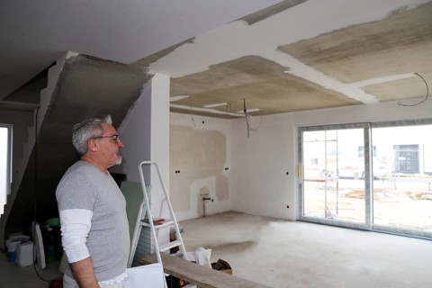 Craftsman (painter) for wallpapering work