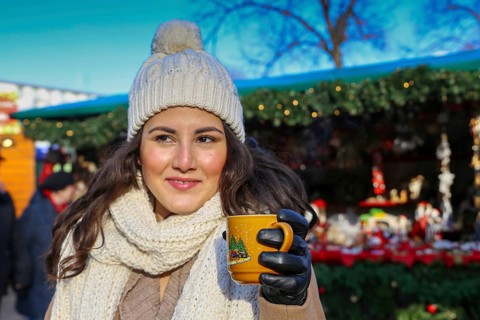 Symbolic image: Cheerful young woman at a German Christmas market
