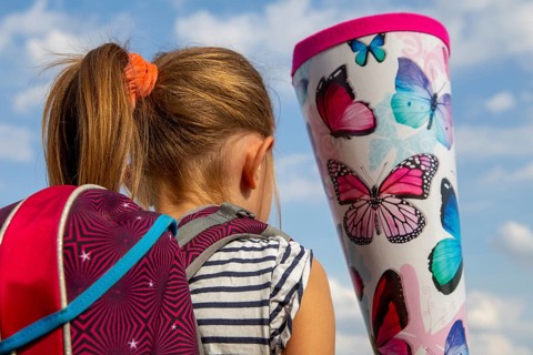 Symbolic image: Girl on the way to her first day at school