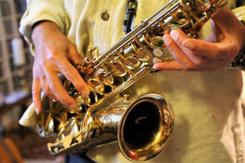 Symbolic image: Jazz musician playing saxophone