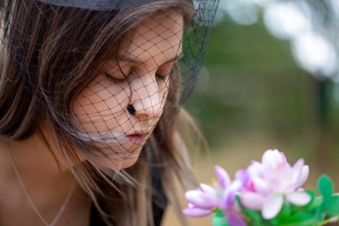 Close-up of a grieving young woman with a mourning veil (symbolic image)
