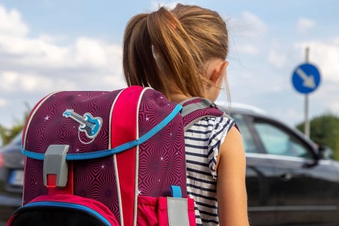 Symbolic image: Schoolchild in road traffic
