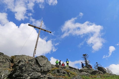 Participants of the Trans Bayerwald from the DAV Summit Club take a break on the summit of the