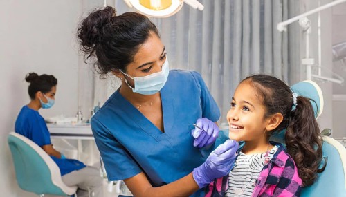 AI generated, dentist treats a little girl, dentist, blonde, 30, 35, years, dental treatment,