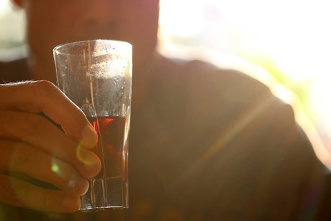 Symbolic image: Alcoholic gets drunk at home