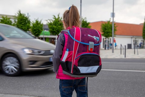 Symbolic image: Schoolchild in road traffic