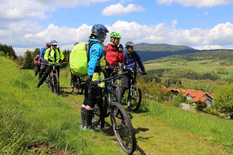 Participants of the Trans Bayerwald from the DAV Summit Club take a short break. In the background