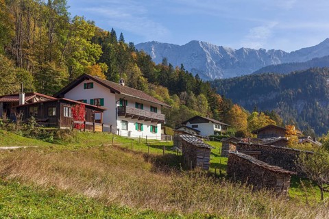 Graseck Alm with huts, Dreitorspitze and Wetterstein mountains, Garmisch-Partenkirchen,