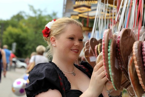 Symbolic image: Woman in traditional traditional costume at a folk festival (Brezelfest Speyer)