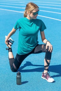 Athlete doing stretching exercises (symbolic image)