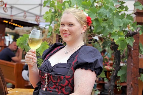Symbolic image: Woman in traditional traditional costume at a wine festival (Brezelfest Speyer)