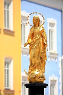 The historic old town centre of Dingolfing with a view of the statue of the Virgin Mary.