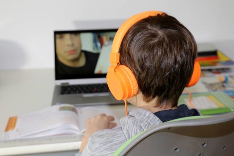 Symbolic image: Primary school pupils doing digital homeschooling