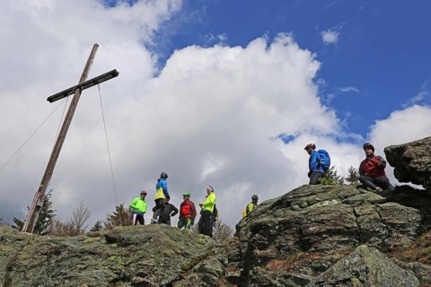 Participants of the Trans Bayerwald from the DAV Summit Club take a break on the summit of the